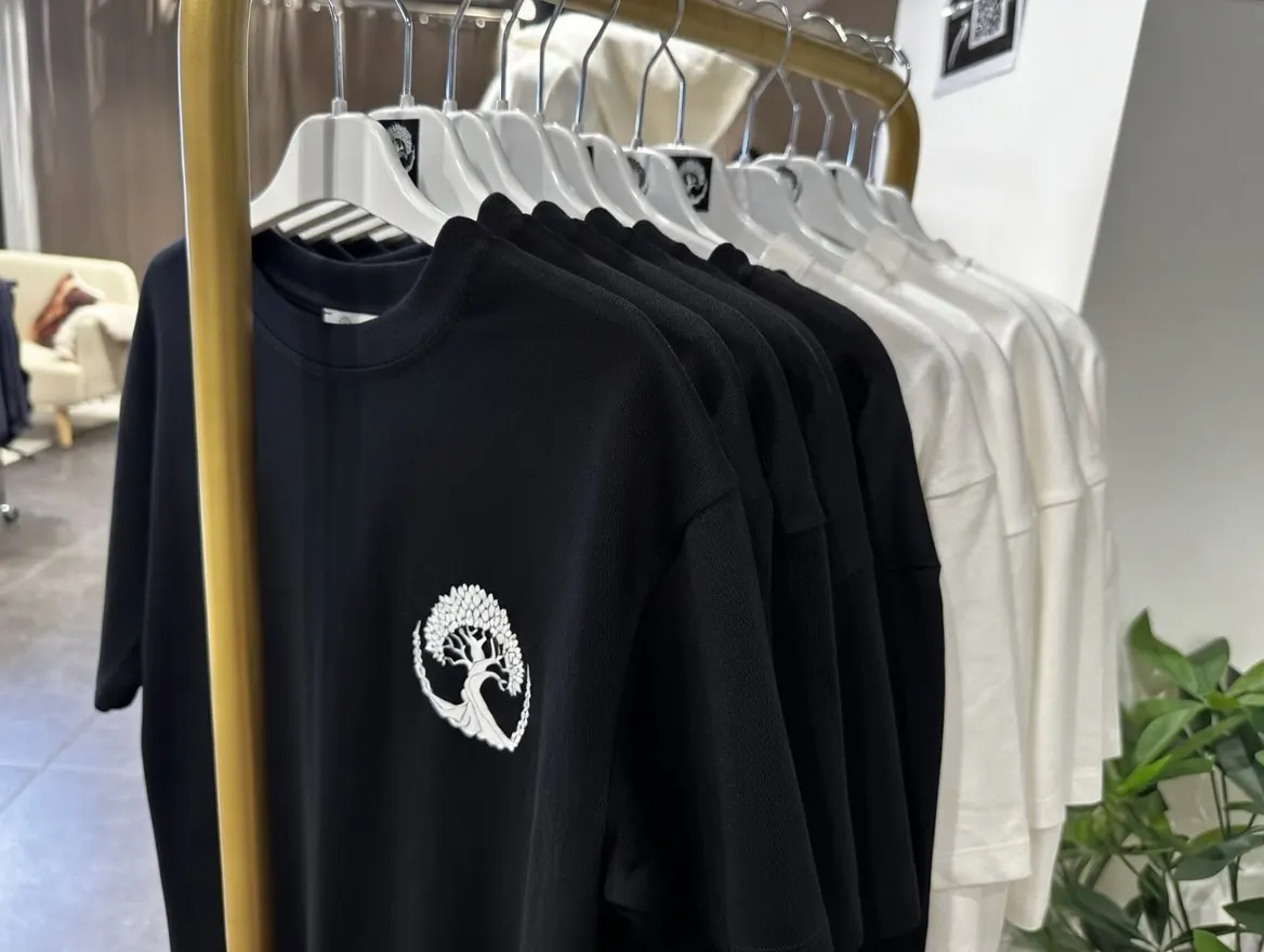 Portant de t-shirts et sweats Mind Bloom Wear, noirs et blancs