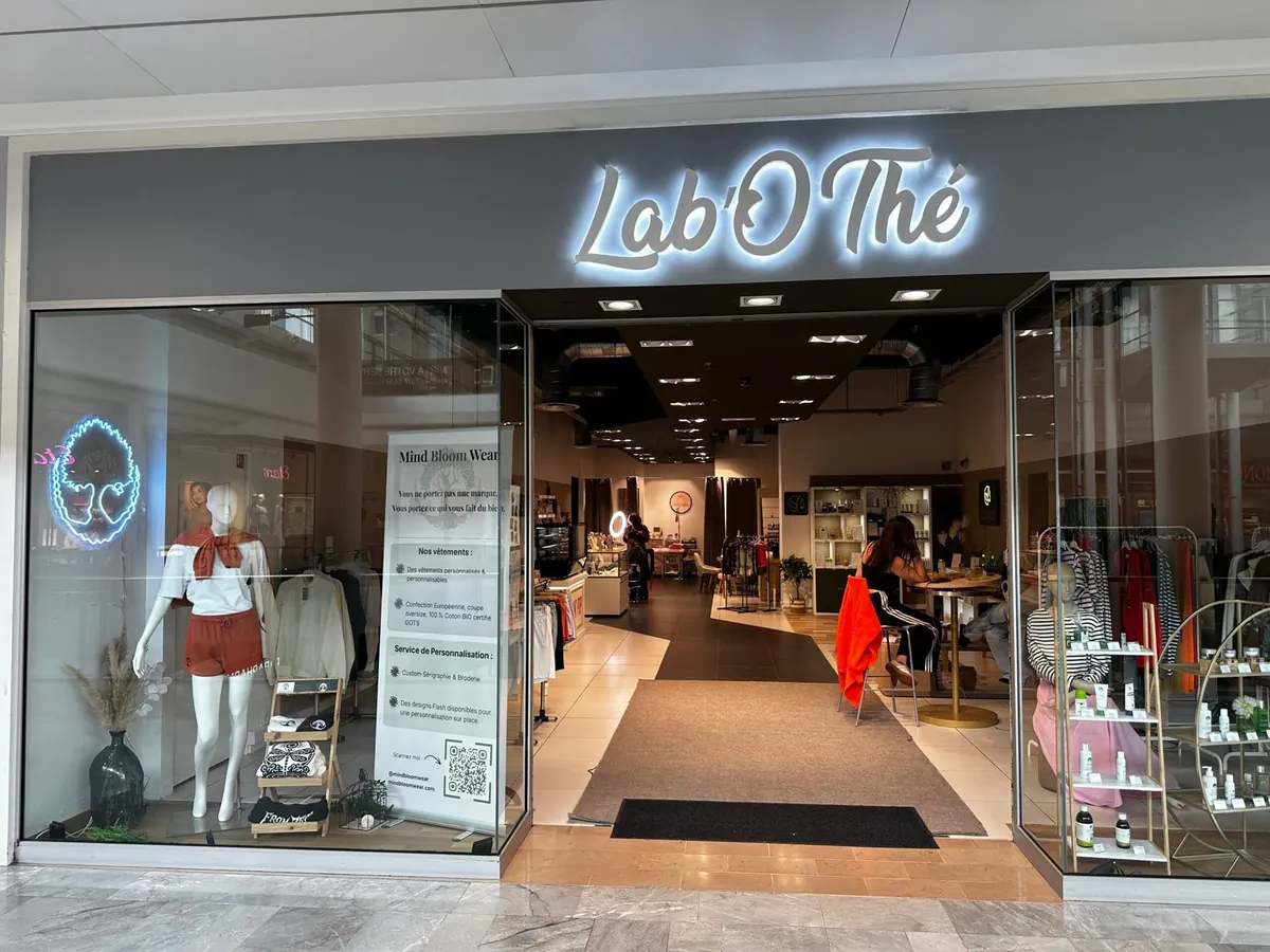 La boutique Lab’O Thé au centre commercial Coty du Havre, avec le portant Mind Bloom Wear